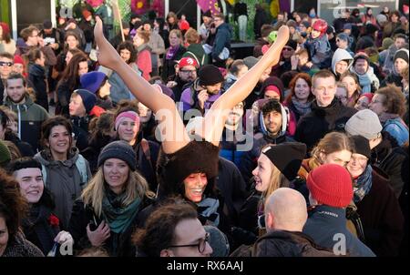 Leipzig, Deutschland. 08 Mär, 2019. Teilnehmer einer Demonstration der feministischen Streik Allianz versammeln sich im Zentrum der Stadt. Am internationalen Frauentag, mehrere hundert Menschen unter dem Motto "demonstriert, wenn wir aufhören zu arbeiten, die Welt steht still". Credit: Sebastian Willnow/dpa-Zentralbild/dpa/Alamy leben Nachrichten Stockfoto