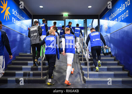 KSC-Spieler auf den Weg zum Aufwärmen. GES/fussball/3. Liga: Krefelder Fußball Club Uerdingen - Karlsruher SC, 08.03.2019 Fußball: 3. Liga: KFC Uerdingen vs Karlsruher SC, Duisburg, März 8, 2019 | Verwendung weltweit Stockfoto