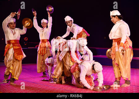 Silpgram Mahotsav. Guwahati, Assam, Indien. März 8, 2019. Künstler, die Bhor Taal Tanz während Silpgram Mahotsav an Silpgram in Panjabari, Guwahati am Freitag, den 8. März 2019. Bhor Taal Dance ist ein Volkstanz von Assam. Quelle: David Talukdar/Alamy leben Nachrichten Stockfoto