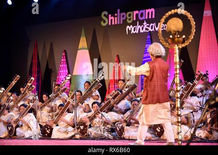 Silpgram Mahotsav. Guwahati, Assam, Indien. März 8, 2019. Künstler spielen Sitar während Silpgram Mahotsav an Silpgram in Panjabari, Guwahati am Freitag, den 8. März 2019. Die Sitar ist ein zupfinstrument Saiteninstrument, aus dem Indischen Subkontinent, in der indischen klassischen Musik verwendet wird. Quelle: David Talukdar/Alamy leben Nachrichten Stockfoto