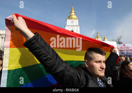 Kiew, Kiew, Ukraine. 8 Mär, 2019. Eine Demonstrantin gesehen, die eine Flagge während des Protestes. ukrainischen Feministinnen und ihren Anhängern ihre März anspruchsvolle für die Rechte der Frauen weltweit und gegen häusliche Gewalt bei den Internationalen Frauentag, der jedes Jahr gefeiert wird am 8. März statt. Credit: Pavlo Gontschar/SOPA Images/ZUMA Draht/Alamy leben Nachrichten Stockfoto