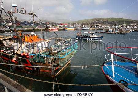 Dingle, Irland. 08 Mär, 2019. Ein Boot fährt Dingle, County Kerry im warmen Sonnenschein am Nachmittag. Credit: Clearpix/Alamy leben Nachrichten Stockfoto