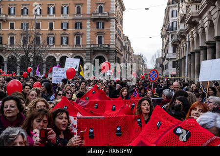 Rom, Roma, Italien. 8 Mär, 2019. März während des ''"International Woman's Day" für die Bewegung des Rechts der Frauen. Frauen aus der feministischen Bewegung "Una Meno" (Niemand weniger) die Teilnahme an dem Protest. Credit: Matteo Trevisan/ZUMA Draht/Alamy leben Nachrichten Stockfoto