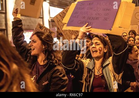 Barcelona, Spanien. 8 Mär, 2019. Feministische Demonstranten shout Slogans wie Sie marschieren durch Barcelona auf der Internationale Frauentag Credit: Matthias Oesterle/Alamy leben Nachrichten Stockfoto