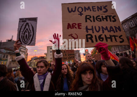 Porto, Portugal. 08 Mär, 2019. Personen schildern, wie sie im März die Frauen am Internationalen Tag der Frau, 8. März 2019 in Porto, Portugal Quelle: Diogo Baptista/Alamy Leben Nachrichten teilnehmen Stockfoto