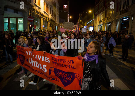 Porto, Portugal. 08 Mär, 2019. Die Demonstranten gehen, als sie im März die Frauen am Internationalen Tag der Frau, 8. März 2019 in Porto, Portugal teilnehmen. Credit: Diogo Baptista/Alamy leben Nachrichten Stockfoto