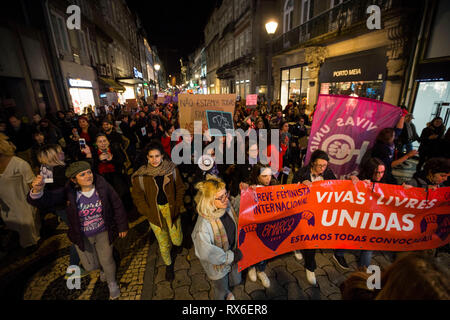 Porto, Portugal. 08 Mär, 2019. Die Demonstranten gehen, als sie im März die Frauen am Internationalen Tag der Frau, 8. März 2019 in Porto, Portugal teilnehmen. Credit: Diogo Baptista/Alamy leben Nachrichten Stockfoto