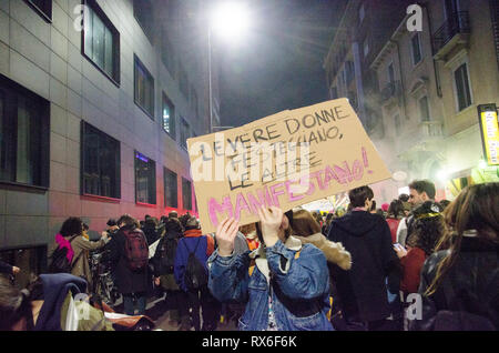 Mailand, Italien. 8. Mär 2019. Die Menschen nehmen an einer Demonstration im Rahmen des Internationalen Frauentags am 8. März 2019 Stockfoto