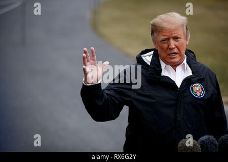 Washington, USA. 8 Mär, 2019. Us-Präsident Donald Trump spricht mit Reportern vor dem Verlassen für Alabama zur Übersicht Bereiche von mächtigen Tornados verwüstet, in Washington, DC, USA, am 8. März 2019. Credit: Ting Shen/Xinhua/Alamy leben Nachrichten Stockfoto