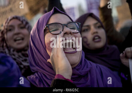 Valencia, Valencia, Spanien. 8 Mär, 2019. Eine Demonstrantin gesehen riefen Parolen während der Demonstration. spanische Volk der Internationale Tag der Frau mit einem Frauen Generalstreik gegen geschlechtsspezifische Gewalt feiern. Credit: Guillermo Gutierrez/SOPA Images/ZUMA Draht/Alamy leben Nachrichten Stockfoto