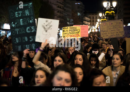 Frauen gesehen Plakate während der Demonstration des Internationalen Frauentags in Granada. 60.000 Menschen auf den Straßen von Granada gegen die Gewalt gegen Frauen gesammelt und die Gleichstellung von Männern und Frauen zu verlangen. Stockfoto