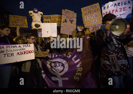 Porto, Porto, Portugal. 8 Mär, 2019. Die Demonstranten werden gesehen, halten ein Banner und Plakate während des Protestes. Über dem Land Hunderttausende von Menschen marschieren auf die wichtigsten Städte sind gegen die jüngsten Nachrichten über häusliche Gewalt und auch die Rechte der Frauen um die Welt während die Frau Internationaler Tag 8. März 2019 in Porto, Portugal zu feiern. Credit: Diogo Baptista/SOPA Images/ZUMA Draht/Alamy leben Nachrichten Stockfoto