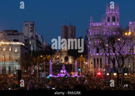 Madrid, Spanien. 8. März, 2019. Cibeles Quadrat durch Demonstranten während der Demonstration für Tag feiern den Internationalen Frauentag in Madrid umgeben. Bild: Valentin Sama-Rojo/Alamy Leben Nachrichten. Stockfoto