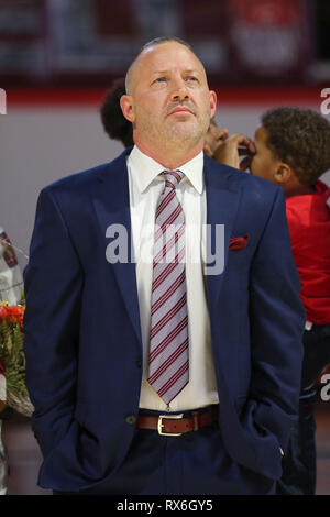 Cassell Coliseum Blacksburg, VA, USA. 8 Mär, 2019. Virginia Tech Hokies Haupttrainer Buzz Williams Uhren der älteren Tribut vor NCAA Basketball Aktion zwischen dem Miami (FL) Hurrikane und der Virginia Tech Hokies am Cassell Coliseum Blacksburg, VA. Jonathan Huff/CSM/Alamy leben Nachrichten Stockfoto