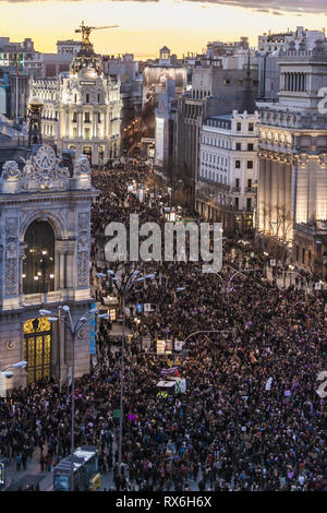 Madrid, Madrid, Spanien. 8 Mär, 2019. Überfüllten Straßen zusammengebrochen Madrid in der Demonstration von der Internationalen Frau Tag. Credit: Celestino Arce Lavin/ZUMA Draht/Alamy leben Nachrichten Stockfoto