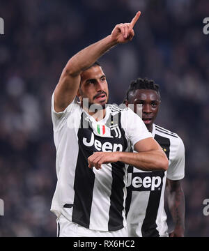 Turin, Italien. 8 Mär, 2019. FC Juventus von Emre können (L) feiert sein Ziel während einer Serie ein Fußballspiel zwischen Juventus Turin und Udinese in Turin, Italien, 8. März 2019. Juventus Turin gewann 4-1. Credit: Alberto Lingria/Xinhua/Alamy leben Nachrichten Stockfoto