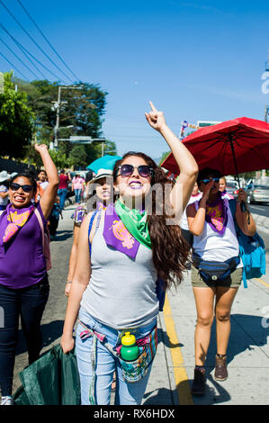 San Salvador, El Salvador. 8. Mär 2019. Tausende von Frauen März in die Innenstadt von San Salvador, wo eine Rallye stattfand. Salvadoian Frauen für Verbesserungen und die Unterstützung der Rechte der Frauen genannt, einen Anschlag zu Femicides und die Entkriminalisierung der Abtreibung. Credit: Camilo Freedman/Zuma Presse/Alamy leben Nachrichten Stockfoto