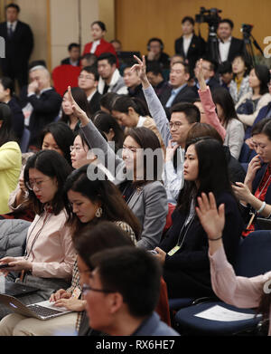 Peking, China. 9 Mär, 2019. Journalisten heben die Hände Fragen für die zweite Session des 13 NPC in Peking, der Hauptstadt von China bei einer Pressekonferenz auf die legislative Arbeit des Nationalen Volkskongresses (NVK) bitten, 9. März 2019. Credit: Shen Bohan/Xinhua/Alamy leben Nachrichten Stockfoto