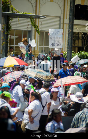 San Salvador, El Salvador. 8. Mär 2019. Tausende von Frauen März in die Innenstadt von San Salvador, wo eine Rallye stattfand. Salvadoian Frauen für Verbesserungen und die Unterstützung der Rechte der Frauen genannt, einen Anschlag zu Femicides und die Entkriminalisierung der Abtreibung. Credit: Camilo Freedman/Zuma Presse/Alamy leben Nachrichten Stockfoto