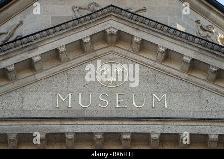 Wiesbaden, Deutschland. 15 Feb, 2019. Das Wort 'Museum' steht über dem Eingangsbereich des Landesmuseum Wiesbaden. Credit: Silas Stein/dpa/Alamy leben Nachrichten Stockfoto