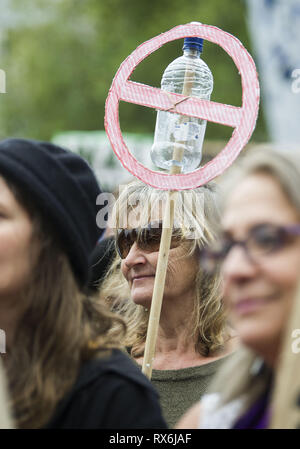 Christchurch, Canterbury, Neuseeland. 9 Mär, 2019. Tausende von Menschen März ''Save unser Wasser', 'Protest ein Water Bottling Company Versand Milliarden Liter Wasser in Übersee von Christchurch aquifers gezeichnet. Credit: PJ Heller/ZUMA Draht/Alamy leben Nachrichten Stockfoto