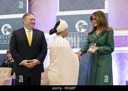 First Lady Melania Trump, verbunden durch Staatssekretär Mike Pompeo, präsentiert die Internationale Frauen Mut award Razia Sultana von Bangladesch Donnerstag, 7. März 2019, im State Department in Washington, D.C Personen: First Lady Melania Trump, verbunden durch Staatssekretär Mike Pompeo Stockfoto