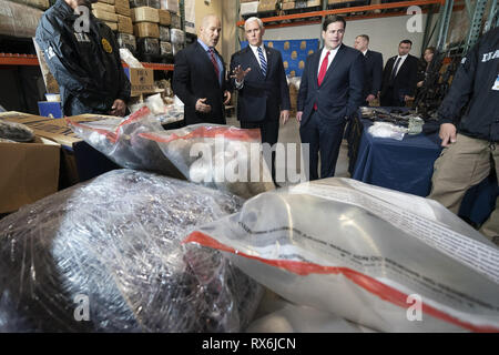 Vice President Mike Pence bespricht konfiszierten Drogen mit Doug Coleman, Drug Enforcement Administration (DEA) Special Agent verantwortlich für Arizona, Arizona reg. Doug Ducey Dienstag, 5. März 2019, zu einem DEA Lager in Phoenix, Ariz Menschen: Vice President Mike Pence Stockfoto