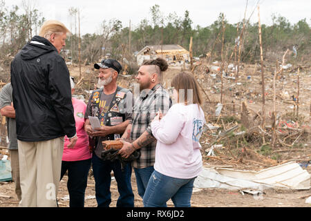 Präsident Donald J. Trumpf erfüllt mit Bewohnern Freitag, 8. März 2019, die von einem Tornado, der Sonntag in einem Lee County, Ala Nachbarschaft berührt betroffen. Personen: Präsident Donald Trump Stockfoto