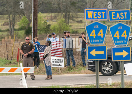 Die Bewohner stehen entlang der Straße Präsident Donald J. TrumpÕs motorcade zu beobachten Freitag, 8. März 2019, als er den Tornado Schäden an den Nachbarschaften in Lee County, Ala Personen: Präsident Donald Trump Stockfoto