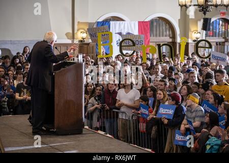 Iowa City, Iowa, USA. 8 Mär, 2019. Menschenmassen jubeln während Bernie Sanders (I-VT) Kampagnen für Präsident an der Iowa Memorial Union in Iowa City, Iowa am Freitag, den 8. März 2019. Credit: KC McGinnis/ZUMA Draht/Alamy leben Nachrichten Stockfoto