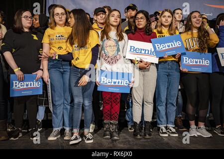 Iowa City, Iowa, USA. 8 Mär, 2019. NATALIA CRUZ - AGUAYO trägt ein Bernie Sanders Pullover, während für die Vermont Senator eine Wahlkampfrede für Präsident an der Iowa Memorial Union in Iowa City, Iowa zu liefern Warten am Freitag, den 8. März 2019. Credit: KC McGinnis/ZUMA Draht/Alamy leben Nachrichten Stockfoto