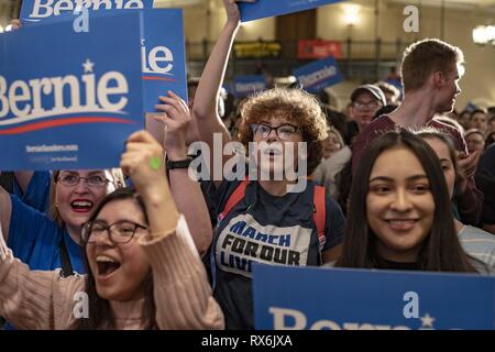 Iowa City, Iowa, USA. 8 Mär, 2019. Menschenmassen jubeln, während Senator Bernie Sanders (I-VT) Kampagnen für Präsident an der Iowa Memorial Union in Iowa City, Iowa am Freitag, den 8. März 2019. Credit: KC McGinnis/ZUMA Draht/Alamy leben Nachrichten Stockfoto