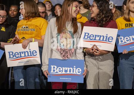 Iowa City, Iowa, USA. 8 Mär, 2019. NATALIA CRUZ - AGUAYO trägt ein Bernie Sanders Pullover, während für die Senator eine Kampagne Rede in der Memorial Union Iowa in Iowa City, Iowa am Freitag zu warten, 8. März 2019. Credit: KC McGinnis/ZUMA Draht/Alamy leben Nachrichten Stockfoto