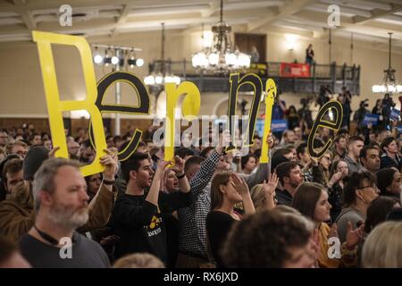 Iowa City, Iowa, USA. 8 Mär, 2019. Menschenmassen halten Schilder für Vermont senator Bernie Sanders (I-VT) während seiner Kampagne Besuch an der Iowa Memorial Union in Iowa City, Iowa am Freitag, den 8. März 2019. Credit: KC McGinnis/ZUMA Draht/Alamy leben Nachrichten Stockfoto