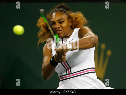 März 08, 2019 Serena Williams liefert einen Schuß gegen Victoria Azarenka (BLR) in ihrer Gleichen während der 2019 BNP Paribas Open in Indian Wells Tennis Garden in Indian Wells, Kalifornien. Charles Baus/CSM Stockfoto