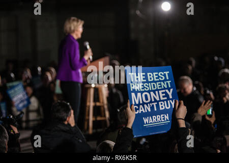 Long Island, New York, USA. 8. Mär 2019. Massachusetts Senator und Demokratische Präsidentschaftskandidat Elizabeth Warren zog einer begeisterten Menschenmenge in einer Organisation Rallye für ihrer Präsidentschaftskampagne 2020 in Long Island City. Credit: Ed Lefkowicz/Alamy leben Nachrichten Stockfoto