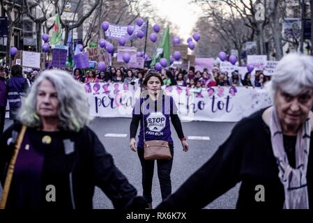 Barcelona, Spanien. 8 Mär, 2019. Frauen gesehen vor einem großen Banner während des Tages März den Internationalen Frauentag. Mehr als 200.000 Menschen haben sich im Zentrum von Barcelona und bei den Internationalen Frauentag gezeigt. Während der Demonstration war es möglich, Banner mit allen Arten von protest Nachrichten und zugunsten des Feminismus zu sehen. Die Demonstration endete in der zentralen Plaça Catalunya in Barcelona, wo ein Manifest gelesen wurde mit verschiedenen musikalischen Darbietungen zu beenden. Credit: Xavi Ariza/SOPA Images/ZUMA Draht/Alamy leben Nachrichten Stockfoto