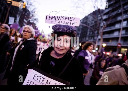 Barcelona, Spanien. 8 Mär, 2019. Eine Frau an der Spitze der feministischen Demonstration in Barcelona mit einem Plakat, das Frauen legt im März den Internationalen Frauentag. Mehr als 200.000 Menschen haben sich im Zentrum von Barcelona und bei den Internationalen Frauentag gezeigt. Während der Demonstration war es möglich, Banner mit allen Arten von protest Nachrichten und zugunsten des Feminismus zu sehen. Die Demonstration endete in der zentralen Plaça Catalunya in Barcelona, wo ein Manifest gelesen wurde mit verschiedenen musikalischen Darbietungen zu beenden. (Bild: © Xavi Ariza/SOPA Bilder über ZUMA Wi Stockfoto