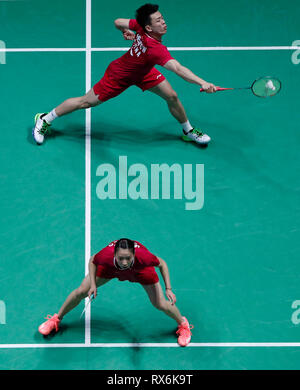 Birmingham. 8 Mär, 2019. Chinas Zheng Siwei (oben) / Huang Yaqiong konkurrieren im gemischten Doppel Viertelfinalegleichen mit der Engländer Chris Adcock/Gabrielle Adcock bei den All England Open Badminton Championships 2019 in Birmingham, Großbritannien am 8. März 2019. Credit: Han Yan/Xinhua/Alamy leben Nachrichten Stockfoto