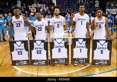 New York, USA. 8. Mär 2019. März 08, 2019: Buffalo Bulls seniors Nick Perkins (33), Dontay Caruthers (22), Jeremy Harris (2), Montell McRae (1), andCJ Massinburg (5) Während einer Zeremonie zu Ehren der fünf seniors nach Ihrem 84-73 Gewinn über Bowling Green Falcons in der NCAA Basketball Spiel bei Alumni Arena in Amherst, New York, die Stiere neue Datensätze für Gewinne in einer Saison mit 28 und MAC Konferenz gewinnt mit 16. (Nicholas T. LoVerde/Cal Sport Media) Credit: Cal Sport Media/Alamy leben Nachrichten Stockfoto