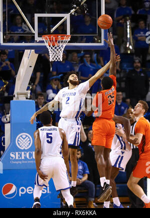 New York, USA. 8. Mär 2019. März 08, 2019: Buffalo Bulls guard Jeremy Harris (2) sieht einen Schuss von Bowling Green Falcons vorwärts Daeqwon Plowden (25) in der zweiten Hälfte des Spiels in der NCAA Basketball Spiel zwischen dem Bowling Green Falcons und Buffalo Stiere an Alumni-Arena in Amherst, NY (Nicholas T. LoVerde/Cal Sport Media) Credit: Cal Sport Media/Alamy Leben Nachrichten blockieren Stockfoto