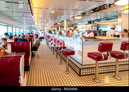 Royal Caribbean Unabhängigkeit der Meere Kreuzfahrtschiff innen und außen Fotografien der Schiff, Parteien, Menschen, Umwelt auf See und Hafen. Stockfoto