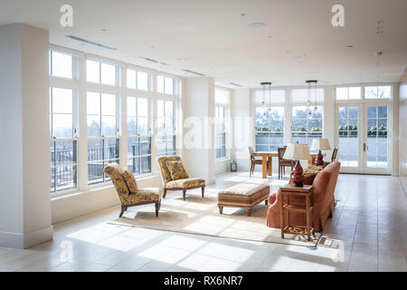 Wohn- Innen große Wohnzimmer mit Fenstern vom Boden bis zur Decke Stockfoto