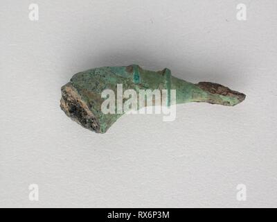 Fibel Fragment. Griechisch; Thessalien. Datum: 800 v. Chr.-600 v. Chr.. Abmessungen: 3.4 x 1.4 x 1.3 cm (1 3/8 x 9/16 x 1/2 in.). Bronze. Herkunft: Thessalien. Museum: Das Chicago Art Institute. Thema: ALTGRIECHISCH. Stockfoto