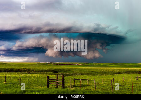 Supercell-Gewitter mit dramatischen Wolken über dem hügeligen Grasland in der Nähe von Ryegate, Montana Stockfoto