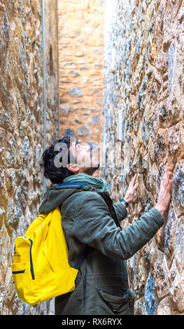 Bateria de Castillitos, Spanien - 28. Februar - 2019: Junge gestörten jungen Mann zwischen zwei Wänden eingeschlossen Stockfoto