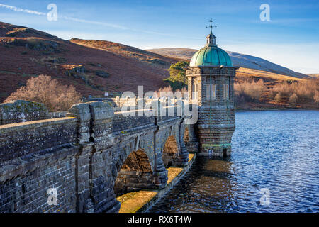 Craig Goch Dam, Elan Valley, Wales. Behälter für Birmingham Wasserversorgung mit Bergen im Hintergrund Stockfoto