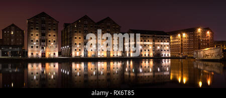 Gloucester Docks in der Nacht mit Reflexionen von Lager Stockfoto