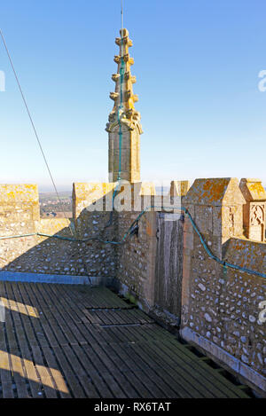 Ein Pinnacle und Zugangsklappe an der Spitze des hohen Turm der Pfarrkirche in Blakeney, Norfolk, England, Vereinigtes Königreich, Europa. Stockfoto
