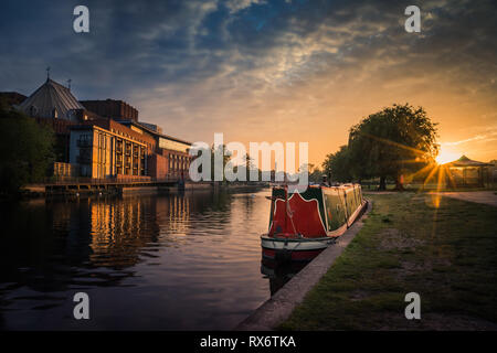 Stratford-upon-Avon River mit Theater und 15-04 bei Sonnenaufgang Stockfoto